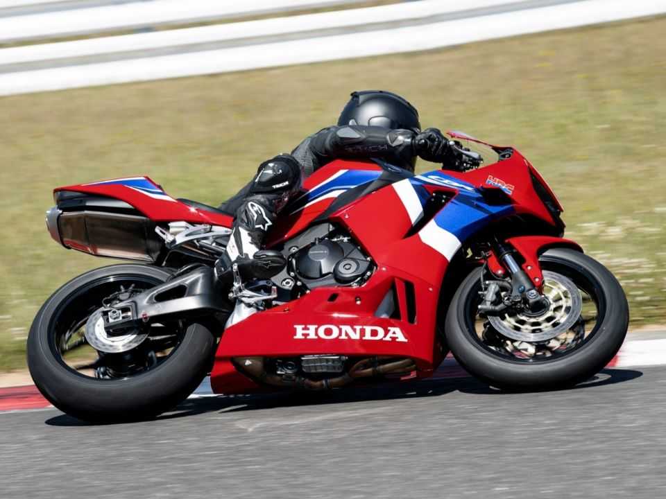 Honda CBR 600RR 2021 no japão - lateral dinâmica